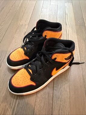 Nike Air Jordan 1 Mid SE Vivid Orange sneakers